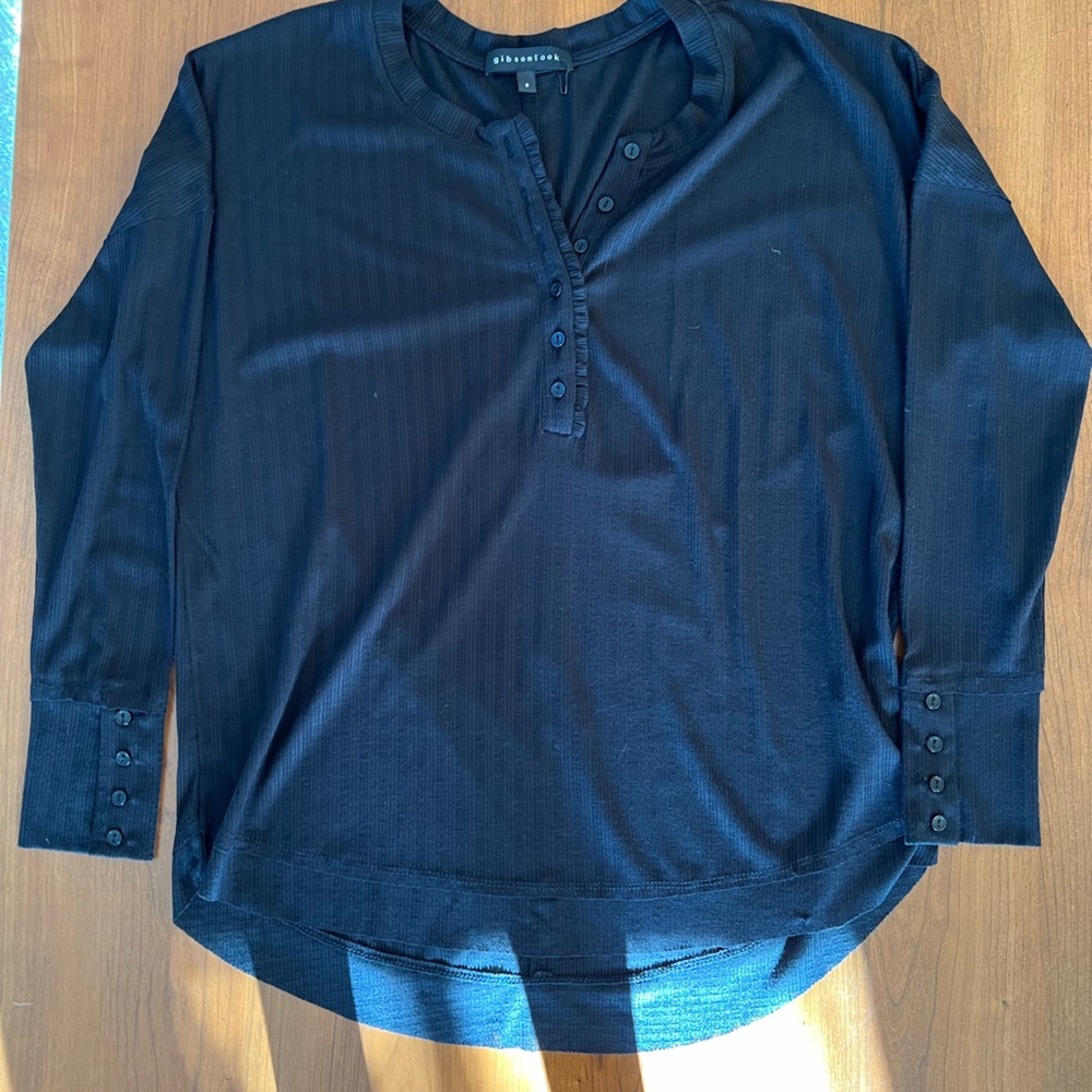 GIBSONLOOK  NWT LADIES BLACK LONG SLEEVE TOP, SIZE SMALL, BUTTON DOWN TOP